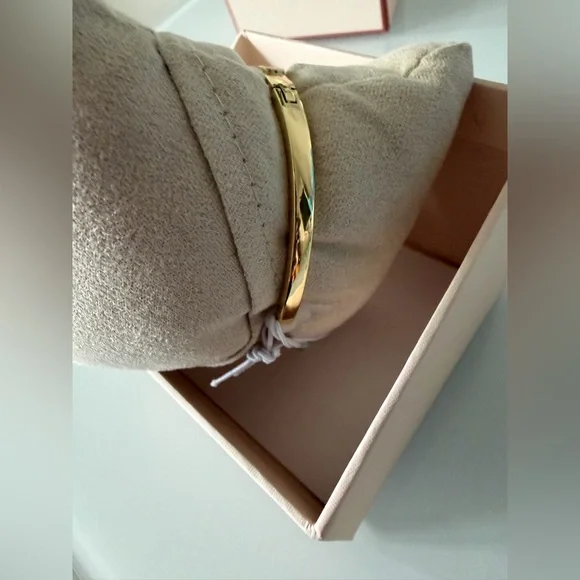 Viral Camila Coelho Gold cubic zirconia Cuff Bracelet - Picture 4 of 4